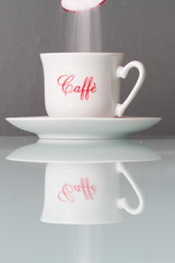 Caffè zuccherato con zucchero bianco