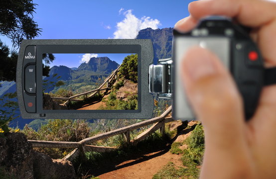 Camescope filmant un paysage de La Réunion.