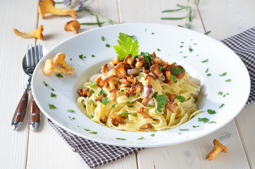 Italienische Tagliatelle mit frischen Pfifferlingen