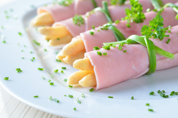 Dekorative Schinken-Spargel-Röllchen