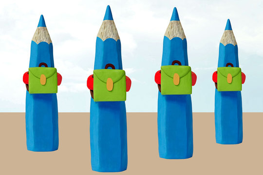 quatre crayons de couleur sur le chemin de l'&eacute;cole