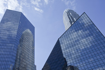 Hochhaus mit verspiegelter Fassade