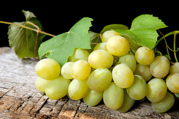 uva bianca con foglie