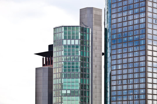 Hochhaus mit Glasfront und Spiegelung in Frankfurt am Main
