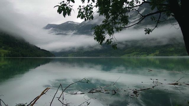Fjord im Regen