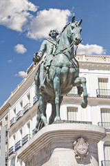 Fototapeta na wymiar Konny pomnik Karola III w Puerta del Sol w Madrycie, ESP