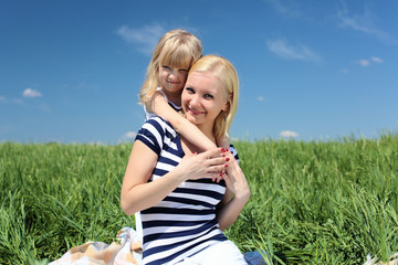 Obraz premium mother with her daughter outdoors