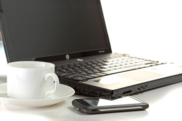 Obraz na płótnie Canvas A cup of coffee and a pen on a laptop