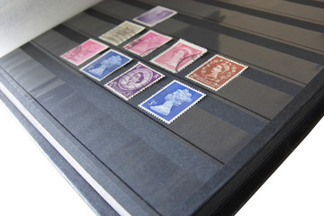 Fototapeta na wymiar album z uk znaczków pocztowych
