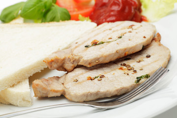 Gegrillte Schweinerückensteaks an Toastbrot