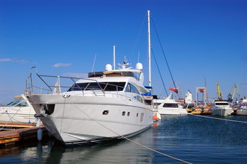 Fototapeta premium White yacht
