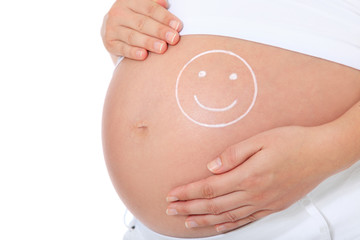 Schwangere Frau mit lächelndem Gesicht auf Babybauch