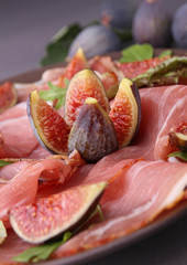 assiette de jambon serrano et figues
