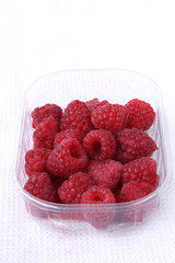 Himbeeren in Plastikschale