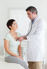 Fototapeta premium Doctor examining a brunette woman