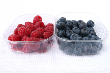 Waldfrüchte in Plastikschale - Himbeeren und Blaubeeren © m-produktfotos.de