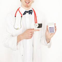 Arzt mit Taschenrechner