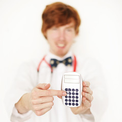 Arzt mit Taschenrechner