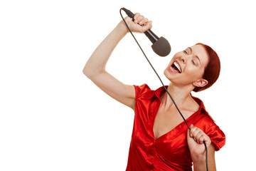 Frau singt Karaoke mit Mikrofon