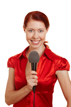 Lächelnde Frau mit Mikrofon