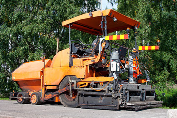 Asphalt paving machine