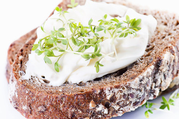 Brot mit Frischkäse