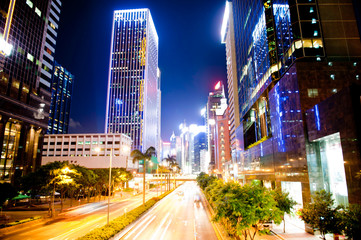 Fototapeta na wymiar Widok z mostu w nocy w Hongkongu