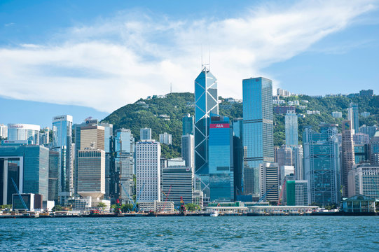 Вид на Гонконг с набережной через пролив Виктория