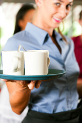 Frau als Bedienung in einem Restaurant