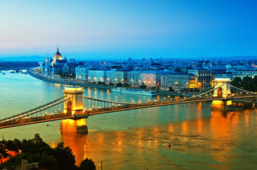 Fototapeta na wymiar Widok na Most Łańcuchowy, Parlament Węgier