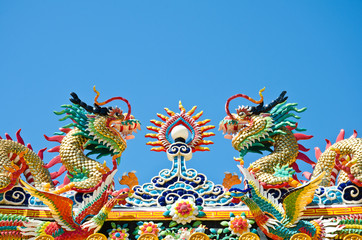 Photo chinese style dragon statue in the sky, no clouds.