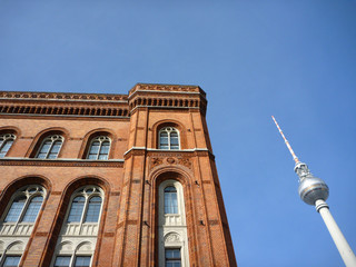 Rotes Rathaus neben dem Berliner Fernsehturm © Gestaltomat