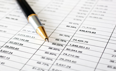 Fototapeta premium Pen on business documents