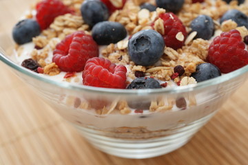 Schüssel mit Müsli, Joghurt und Beeren