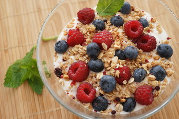 Schüssel mit Müsli, Joghurt und Beeren