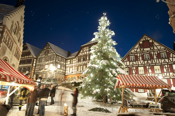 Schiltach Rathausplatz mit Weihnachtsbaum