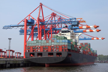 Containerterminal mit Frachtschiff im Hamburger Hafen