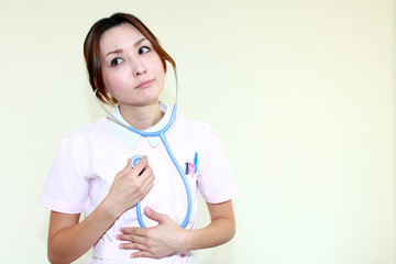 聴診器を胸に当てる看護士