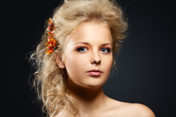 Fototapeta premium Piękna młoda kobieta portret z fryzury