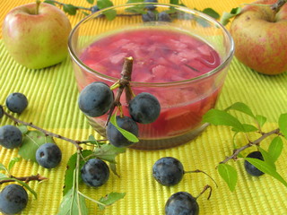 Konfitüre mit Schlehe und Apfel