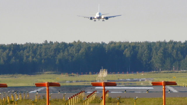 HD - aircraft landing (Boeing 737-500)
