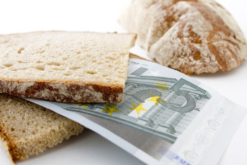 Euroschein zwischen Brotscheiben