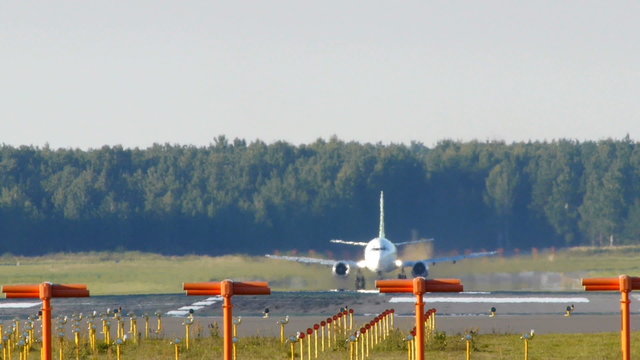 HD - Aircraft take off (Boeing 737-500)