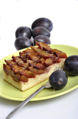 Ein Stück Pflaumenkuchen