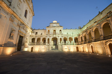 Fototapeta na wymiar Lecce (Puglia, Włochy): Rynek Główny w godzinach wieczornych (styl barokowy