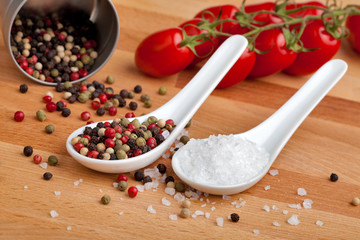 Grobes Salz und bunter Pfeffer