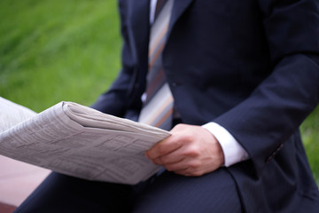 Am Morgen die Fianznachrichten lesen