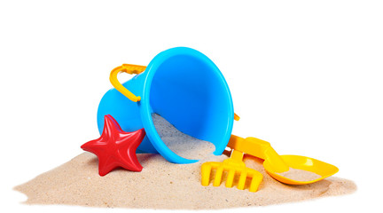 Fototapeta na wymiar zabawki dla dzieci, plaża i piasek na białym