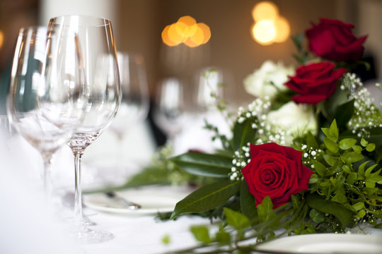 wedding table decoration roses and white glasses