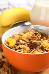 Wholewheat flakes with banana chips, walnuts and pecan nuts